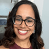 Femme portant des lunettes dans un intérieur flou